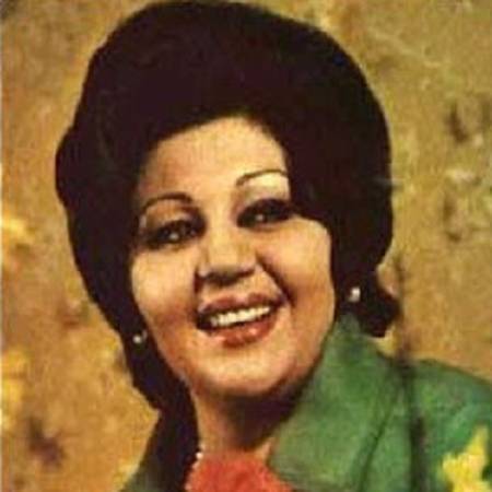 دانلود آهنگ با عزیزان در نیامیزد دل دیوانه ام در میان آشنایانم ولی بیگانه ام – آزاده – از هایده